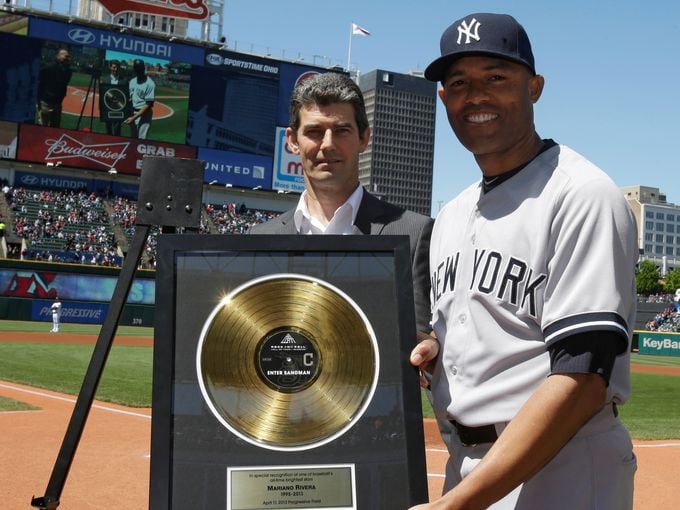 MARIANO RIVERA DE LOS NEW YORK YANKEES RECIBE UN DISCO DE ORO DE METALLICA