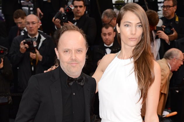 LARS ULRICH Y LA MODELO JESSICA MILLER SE PONEN EL ANILLO DE COMPROMISO