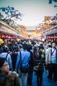 La transitada zona comercial adyacente a un templo en Asakusa.