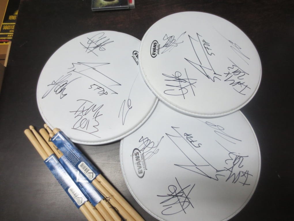 ¡Sorteamos parches y baquetas de batería firmados por Five Finger Death Punch!