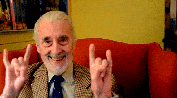 El mítico Christopher Lee nos felicita la navidad... a su manera