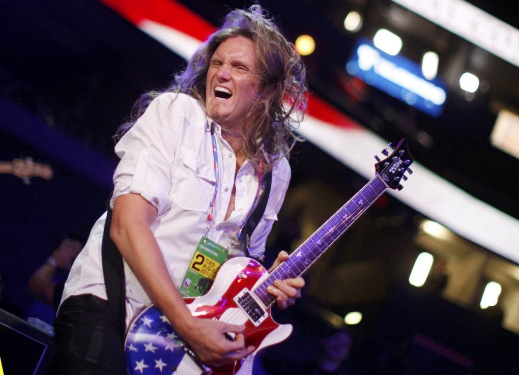 Whitesnake confirman que su nuevo guitarrista es...