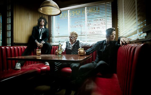 Sixx A.M. ofrecen lyric video de uno de sus nuevos temas