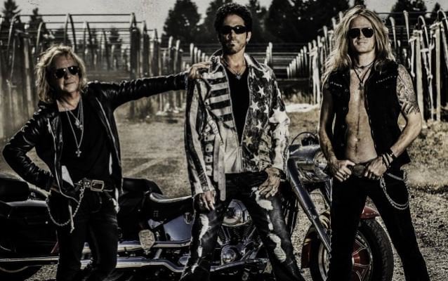 Revolution Saints estrenan video clip