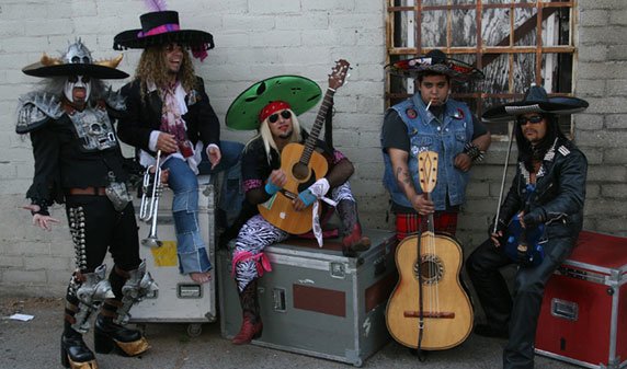 ¿Os imagináis a una banda de mariachis haciendo versiones de Ozzy Osbourne o Dio? ¡Pues existe!