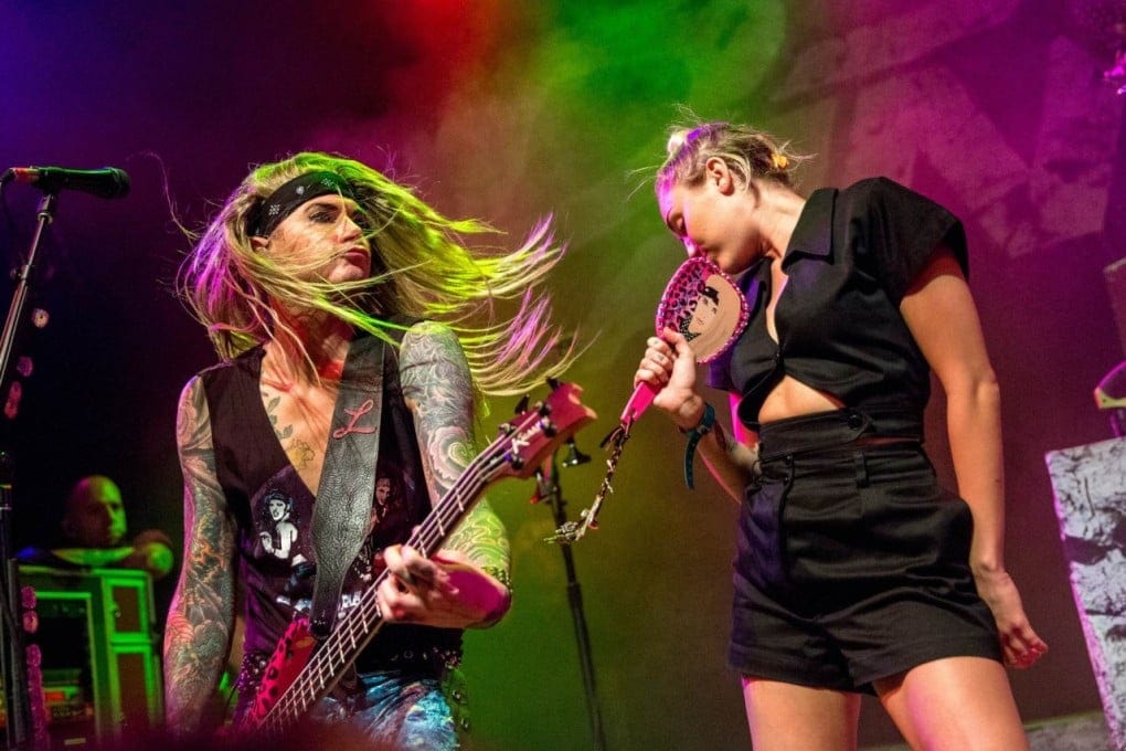 El mundo se desploma: ¡Steel Panther y Miley Cyrus juntos sobre el escenario!