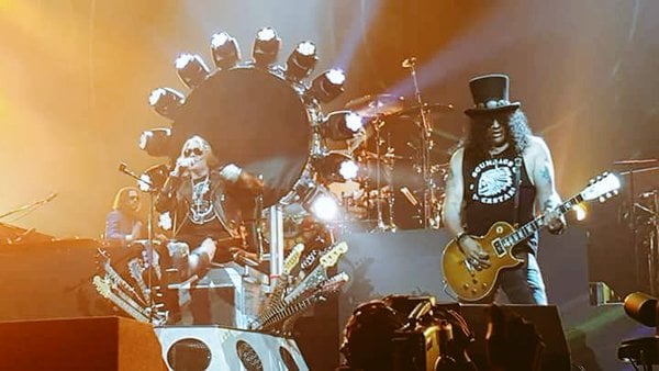 Guns N Roses hicieron su "primer" concierto de "reunión" ... con Axl Rose sentado y su pierna escayolada