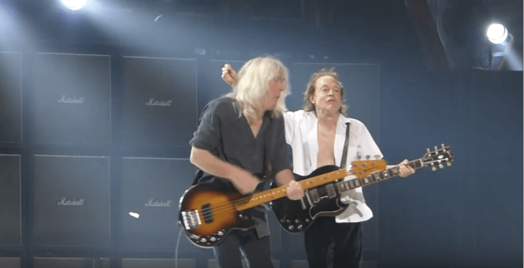 ¿El último show de AC/DC? Mira como Angus Young despide a Cliff Williams sobre el escenario