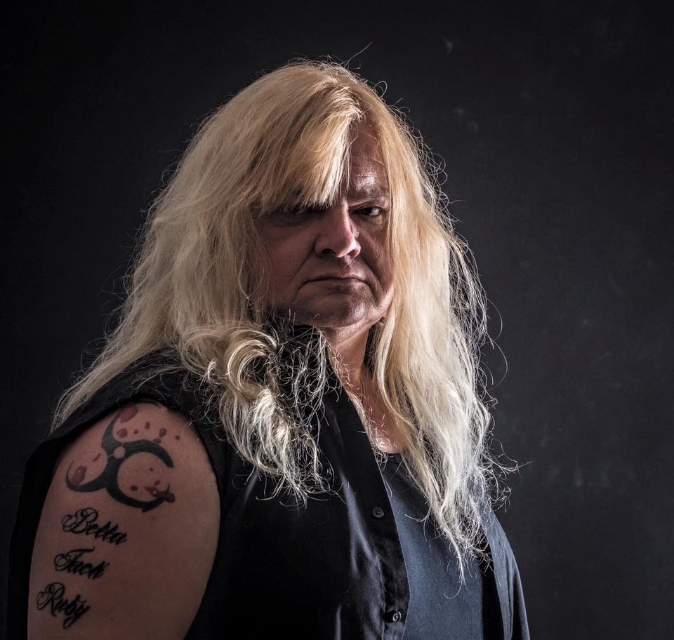 Steve Grimmett se somete a una amputación de parte de su pierna por enfermedad grave