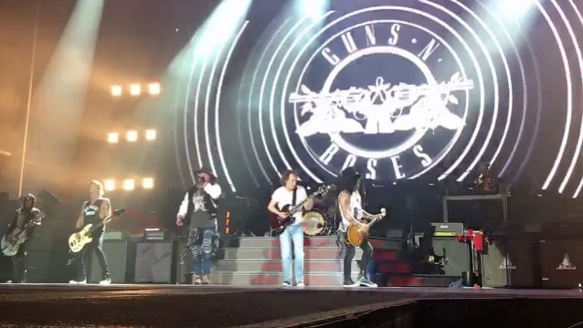 Angus Young se unió a Guns N Roses sobre el escenario en Sydney