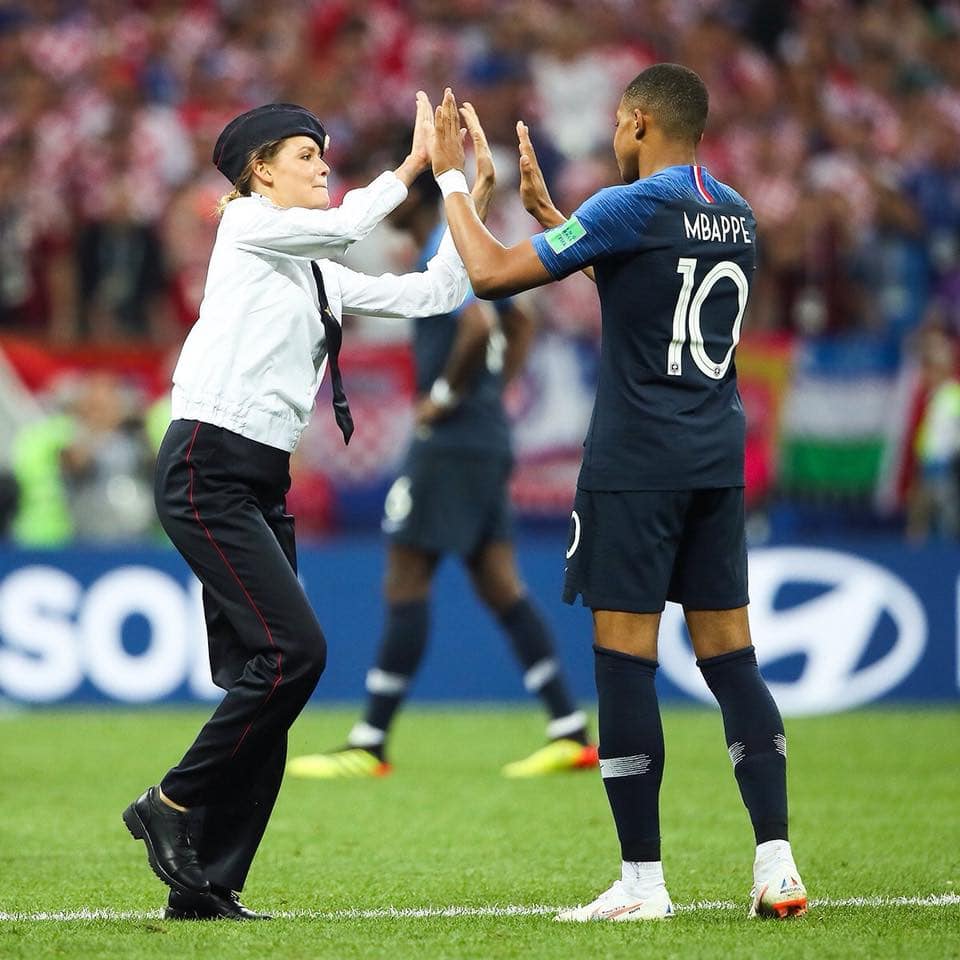 Pussy Riot invadió el campo donde se jugó la final de la Copa del Mundo de fútbol