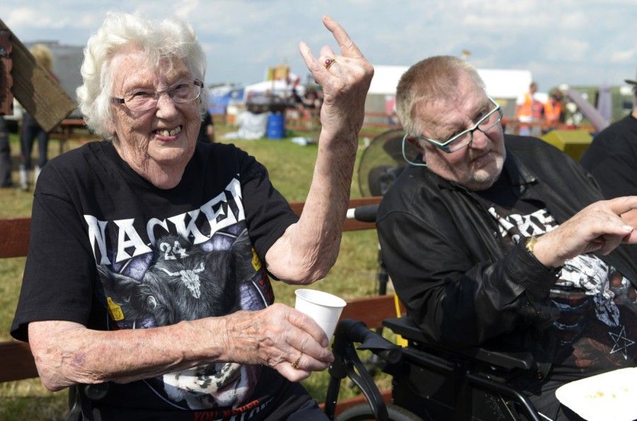 Los abuelos que se escaparon de la residencia y se fueron al Wacken