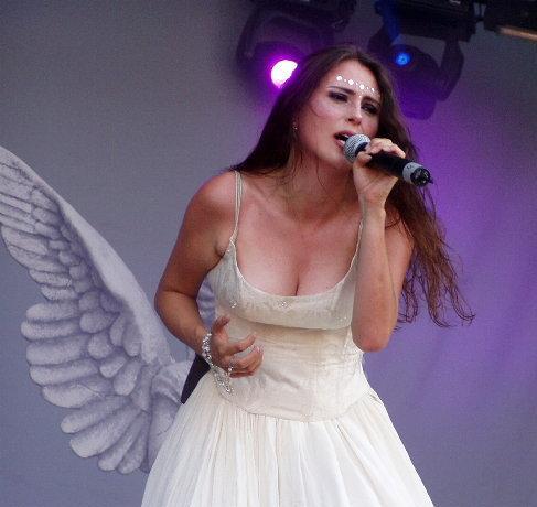 Sharon Den Adel buenorras metal