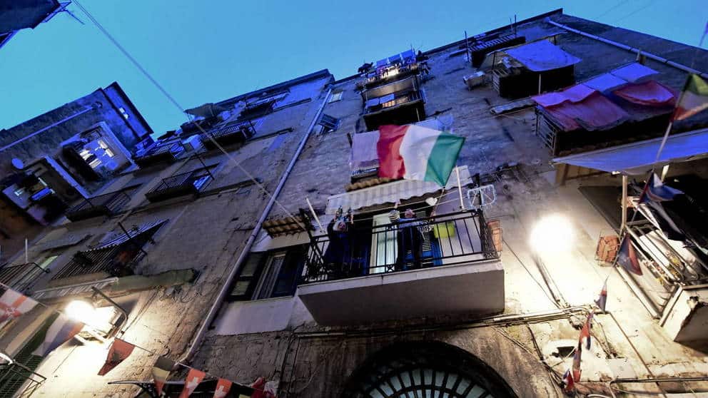 Un guitarrista toca “Raining Blood” desde su balcón en Italia