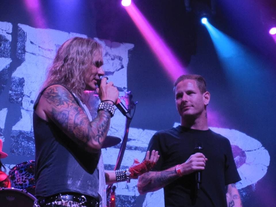 Corey Taylor y Steel Panther tocan juntos "Rainbow In The Dark" (Dio)