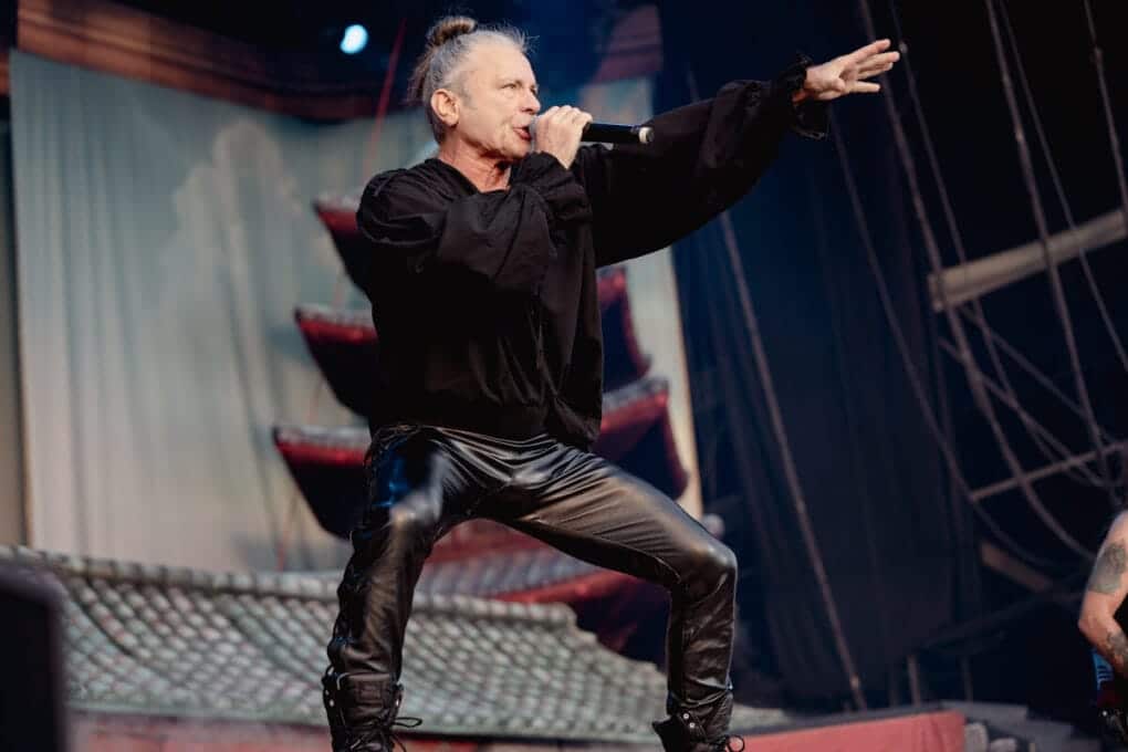 Bruce Dickinson agarra a un fan y le echa del escenario de Iron Maiden