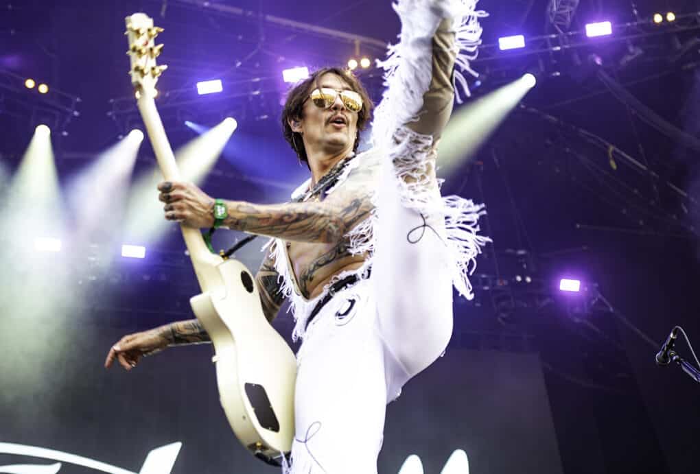 Justin Hawkins (The Darkness) se lesionó en directo por imitar a David Lee Roth