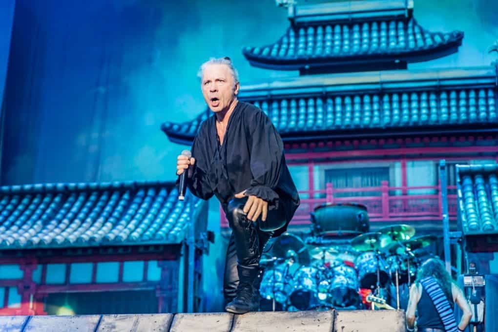 Bruce Dickinson revela la parte trasera del escenario de Iron Maiden y cómo se prepara