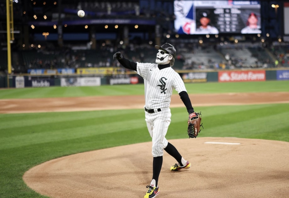 Así lanzó la bola de baseball el Papa Emeritus IV (Ghost) en el partido de los White Sox