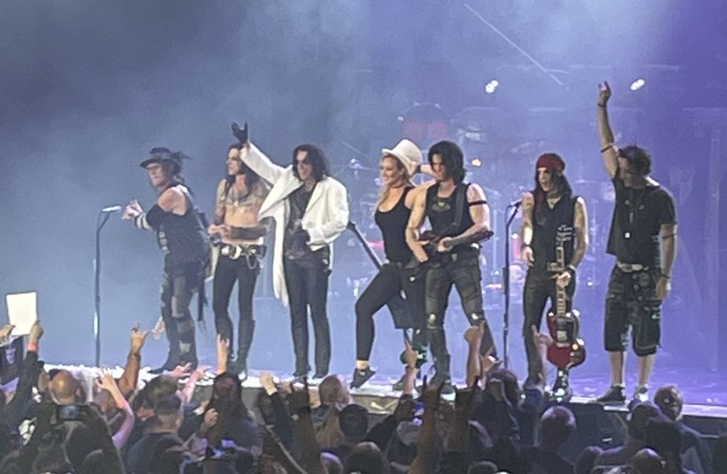 Nita Strauss vuelve a subirse al escenario con Alice Cooper