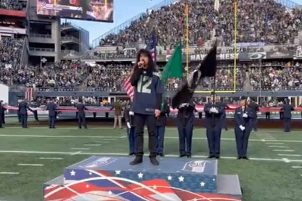 Joey Belladonna (Anthrax) canta el himno de EE.UU. en un partido de la NFL