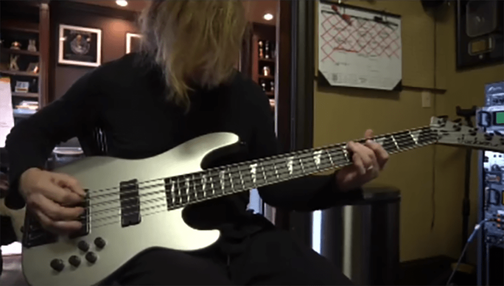 Vídeo de Dave Mustaine componiendo bajo para lo último de Megadeth