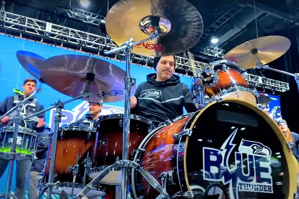 Charlie Benante toca "Indians" (Anthrax) y "Walk" (Pantera) en un partido de la NFL