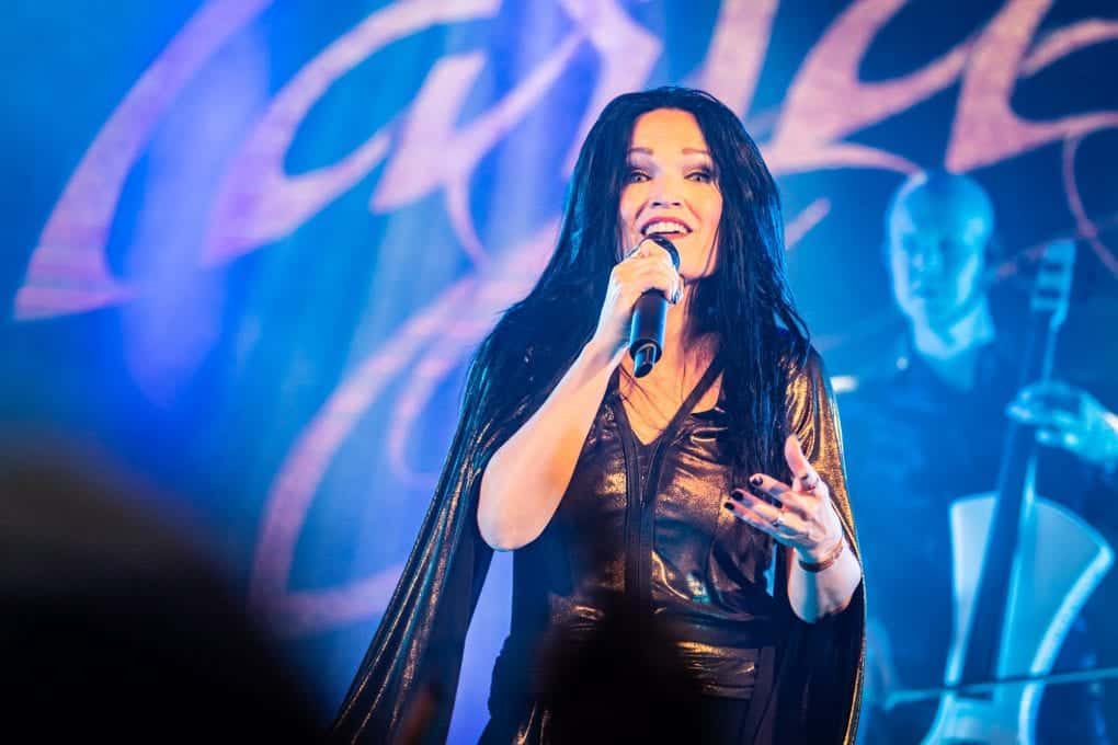 Tarja versiona a Metallica en una iglesia