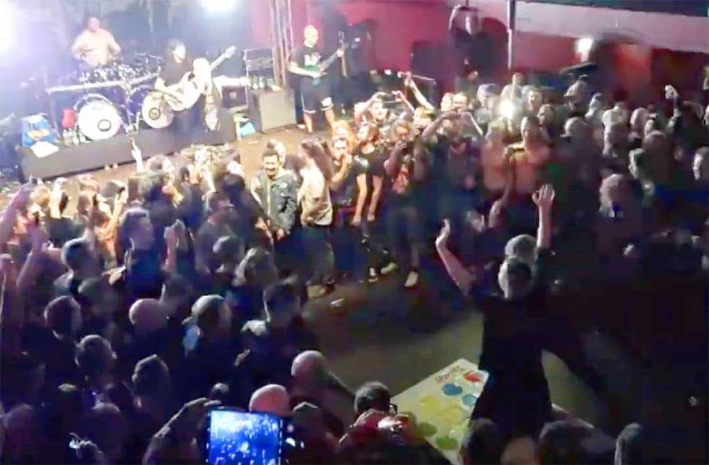 La banda que juega al Twister con sus fans en pleno concierto