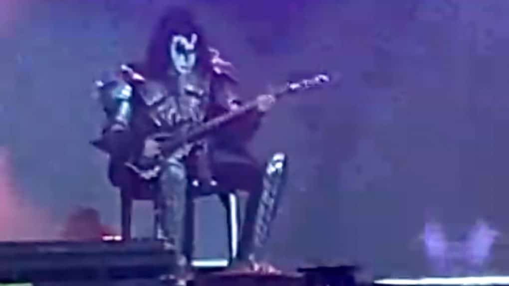 Gene Simmons toca un concierto de Kiss sentado