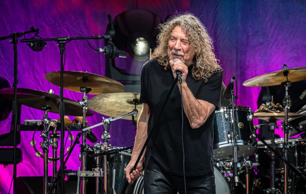 Noticias de Metal y Rock en Español | Los fans alucinan: Robert Plant de  cañas por Ourense | The Metal Circus