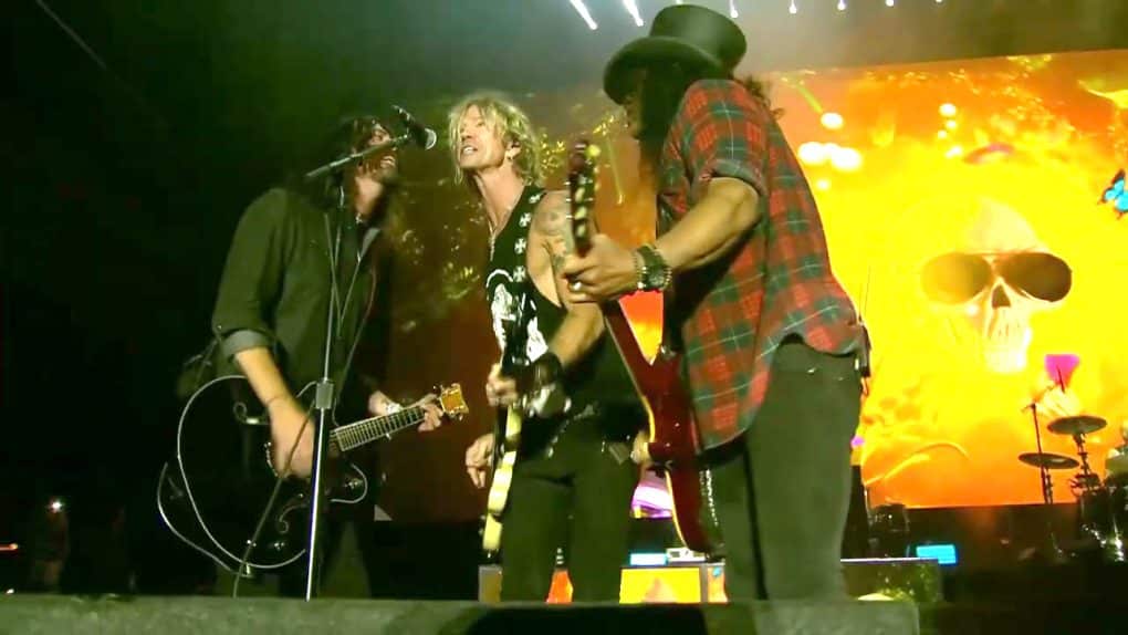 Dave Grohl aparece con Guns N' Roses para cantar "Paradise City"