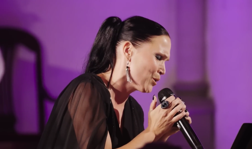 Tarja versiona Linkin Park en una iglesia