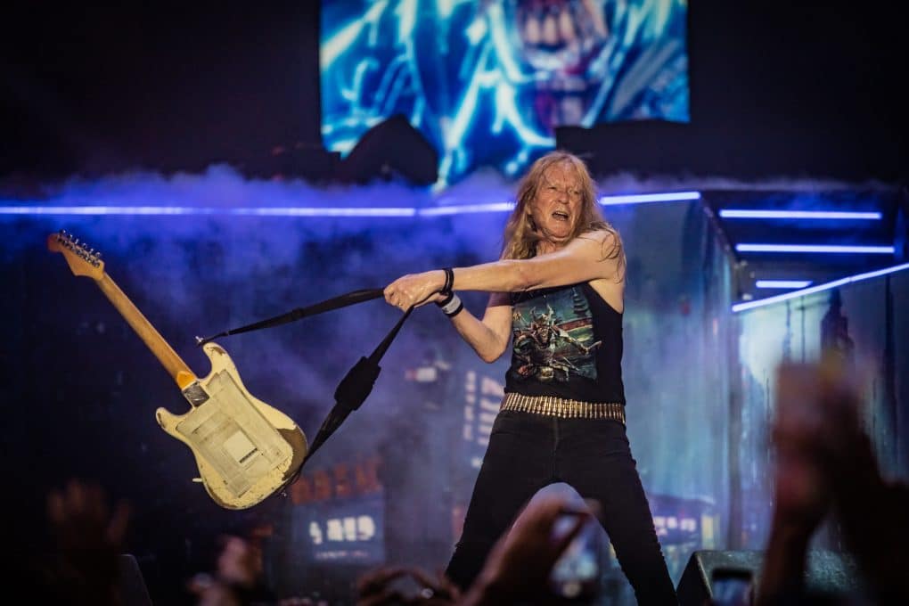 La tremenda caída sobre el escenario de Janick Gers de Iron Maiden anoche en Mexico