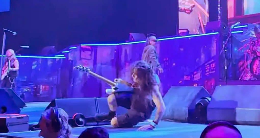 Steve Harris se la pega en pleno concierto de Iron Maiden