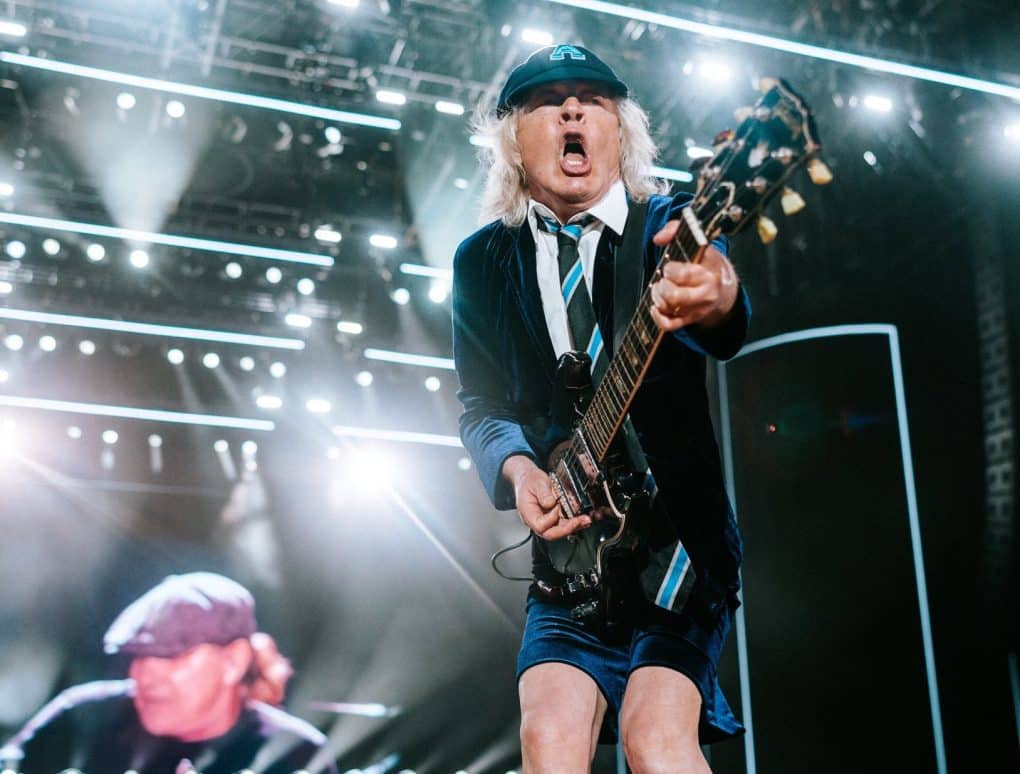 Miles de personas intentan acceder a las nuevas entradas de AC/DC