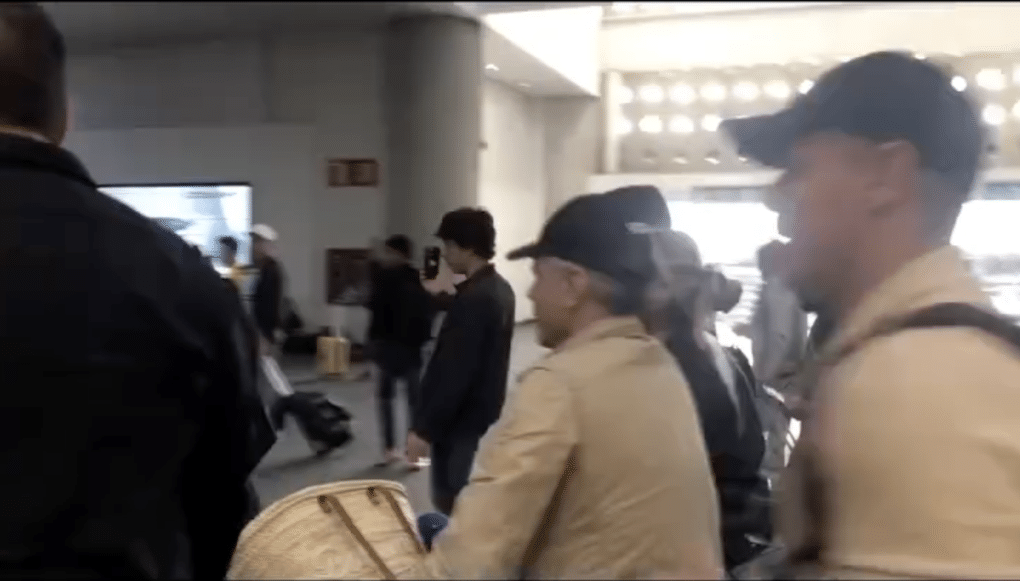 Video: Los fans violentan a Bruce Dickinson en un aeropuerto hasta el extremo