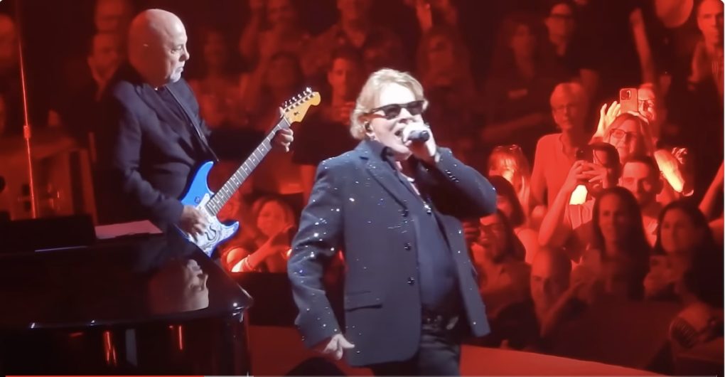 Video: Axl Rose sube al escenario con Billy Joel para cantar versiones de AC/DC y The Wings