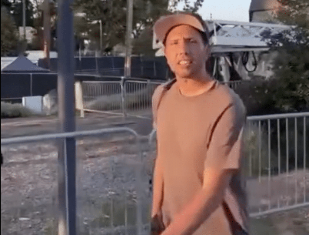 ¿Evita Zack De La Rocha a un fan de Rage Against The Machine en este video?